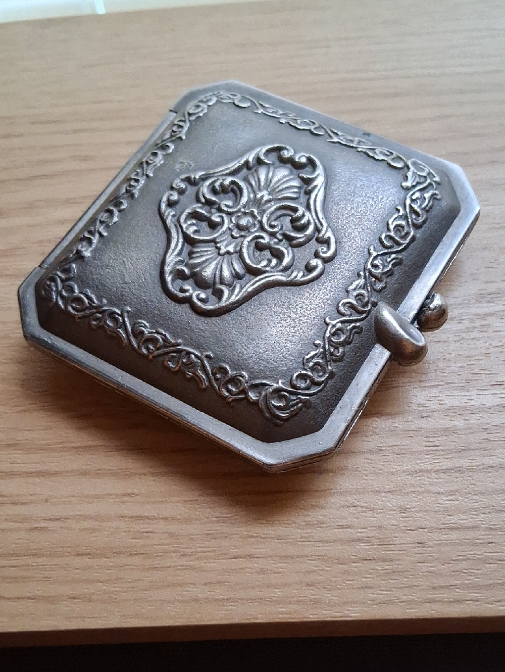 Vintage-Style Silver Pocket Compact Case - Silver
